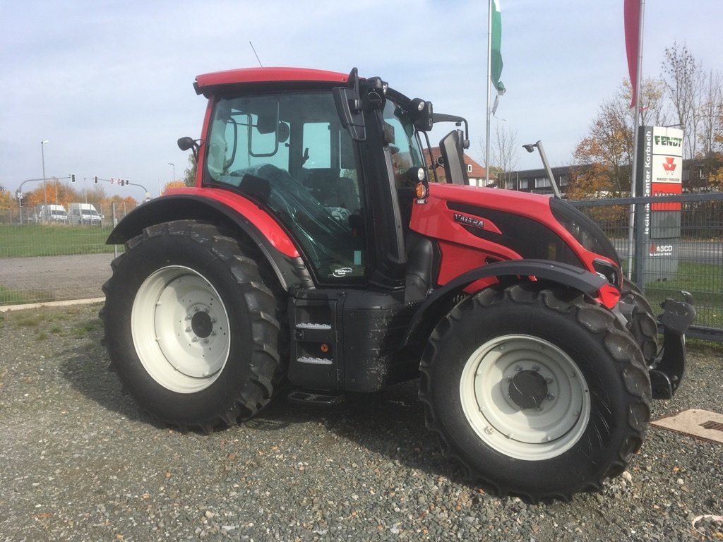 Traktor του τύπου Valtra N135 V, Gebrauchtmaschine σε Korbach (Φωτογραφία 1)