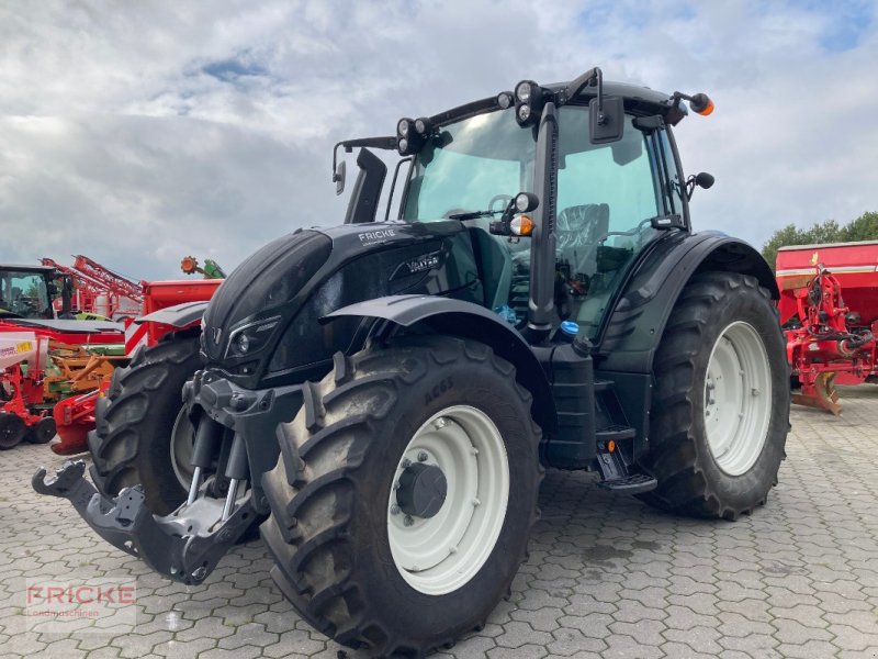 Traktor of the type Valtra N154, Neumaschine in Bockel - Gyhum (Picture 1)