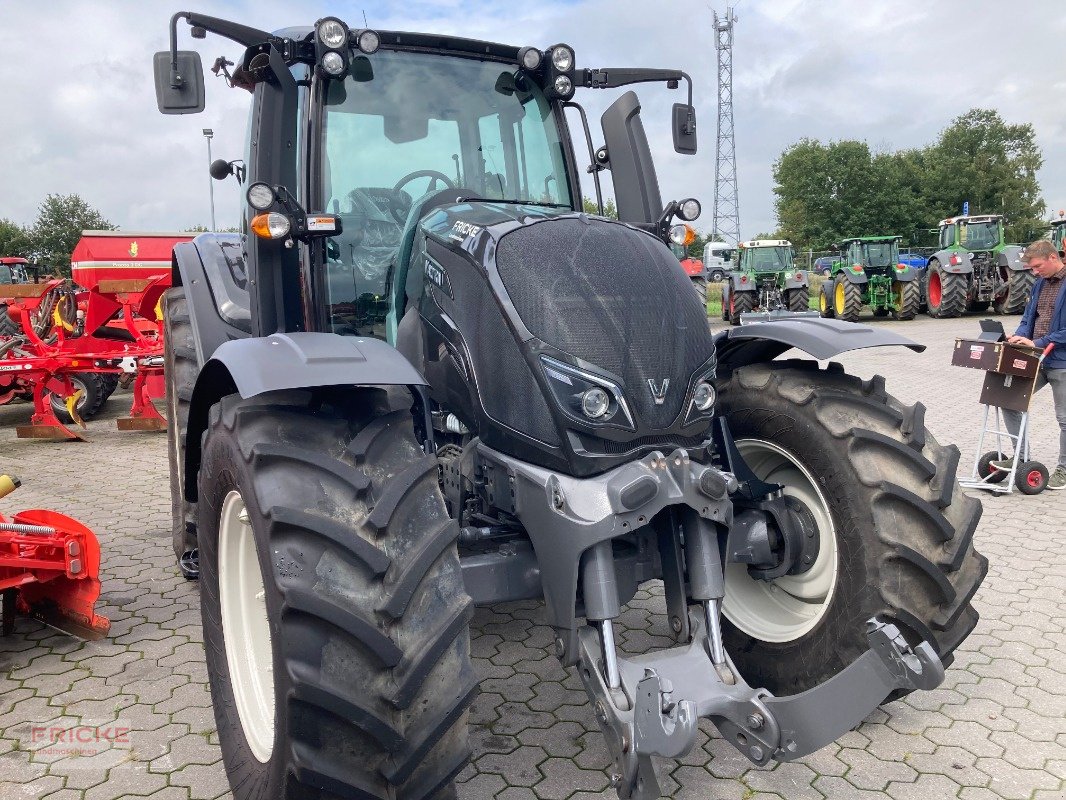 Traktor Türe ait Valtra N154, Neumaschine içinde Bockel - Gyhum (resim 3)