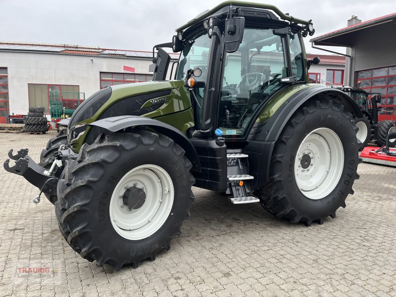 Traktor van het type Valtra N155 A Forst m. Rüfa, Neumaschine in Mainburg/Wambach (Foto 1)