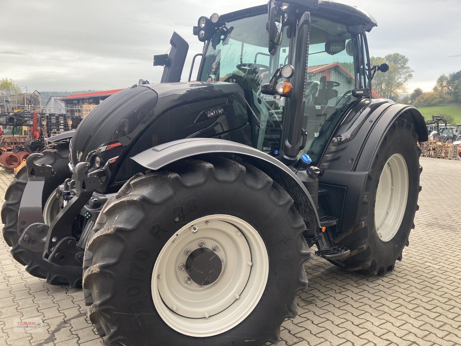 Traktor του τύπου Valtra N155 A, Neumaschine σε Mainburg/Wambach (Φωτογραφία 1)