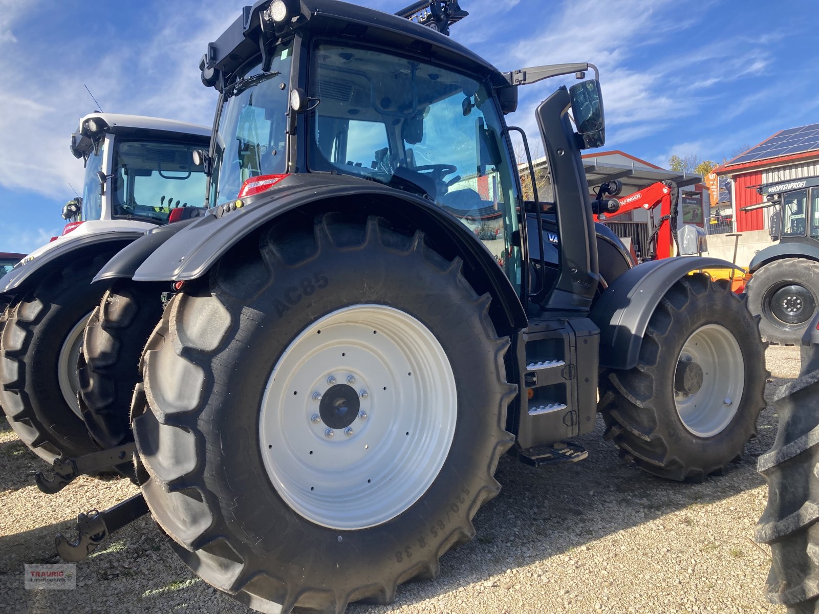 Traktor van het type Valtra N155 A, Neumaschine in Mainburg/Wambach (Foto 2)