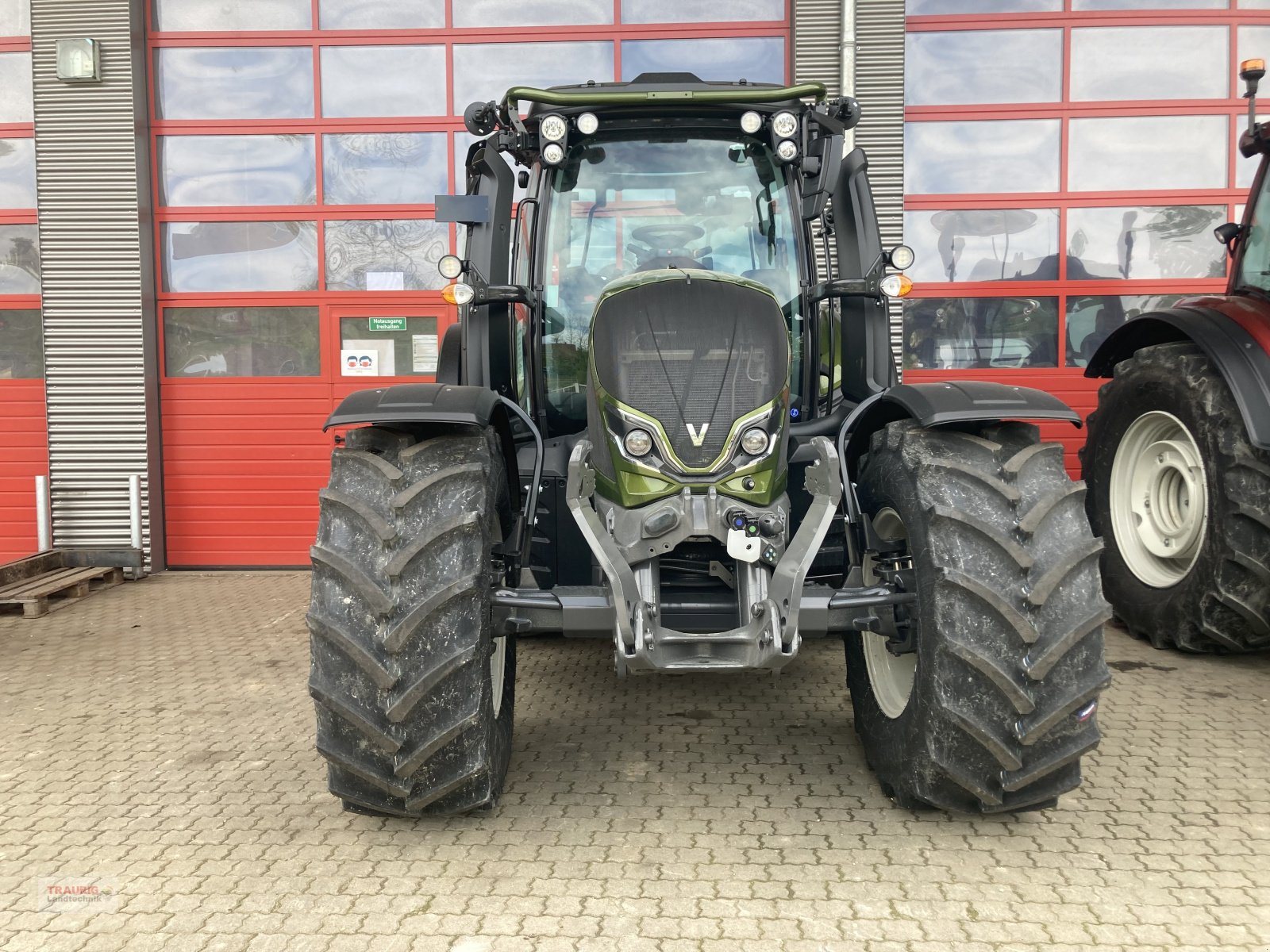 Traktor tipa Valtra N155 D Forst m. Rüfa, Neumaschine u Mainburg/Wambach (Slika 4)