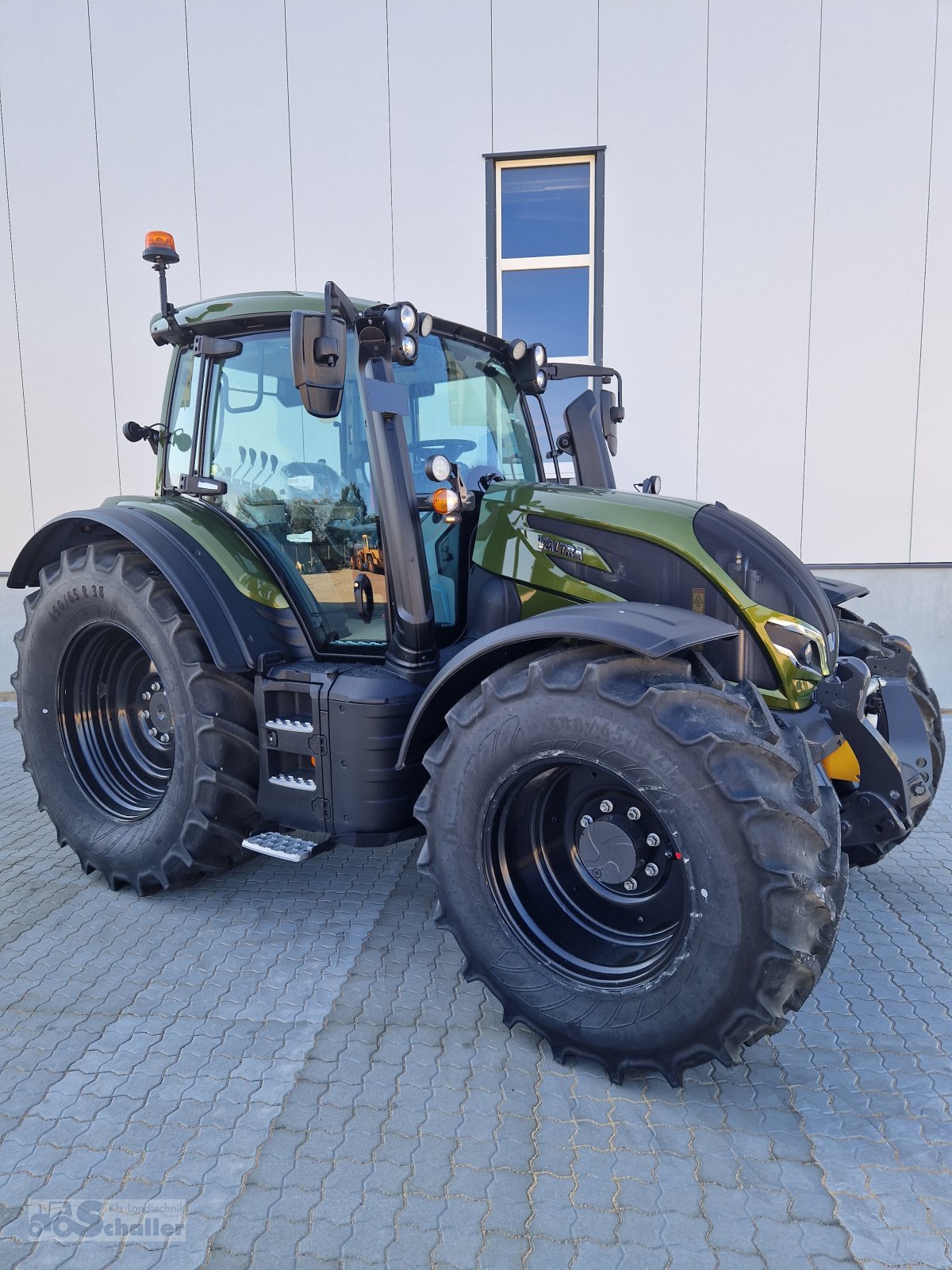 Traktor of the type Valtra N155e Active, Neumaschine in Monheim (Picture 1)