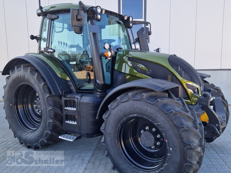 Traktor of the type Valtra N155e Active, Neumaschine in Monheim (Picture 1)