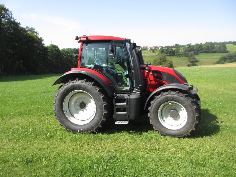 Traktor of the type Valtra N155e Active, Neumaschine in Westerheim  (Picture 1)