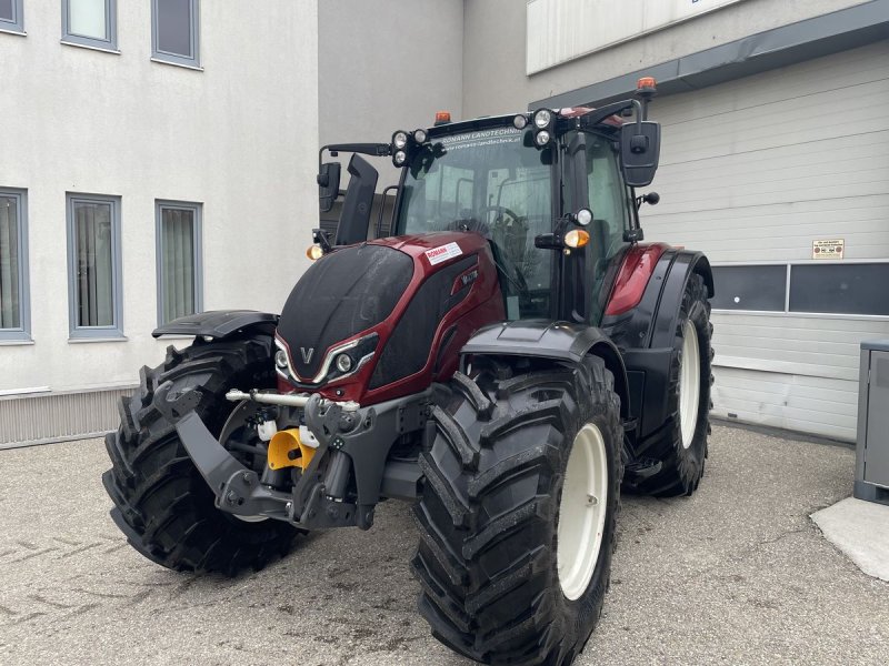 Traktor of the type Valtra N155e Direct, Mietmaschine in Harmannsdorf-Rückersdorf