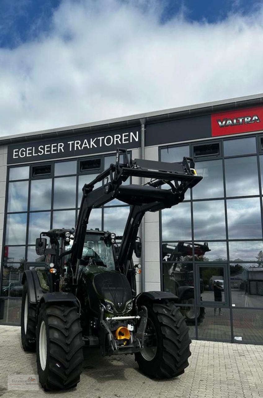 Traktor του τύπου Valtra N155EA, Neumaschine σε Fürth / Burgfarrnbach (Φωτογραφία 1)