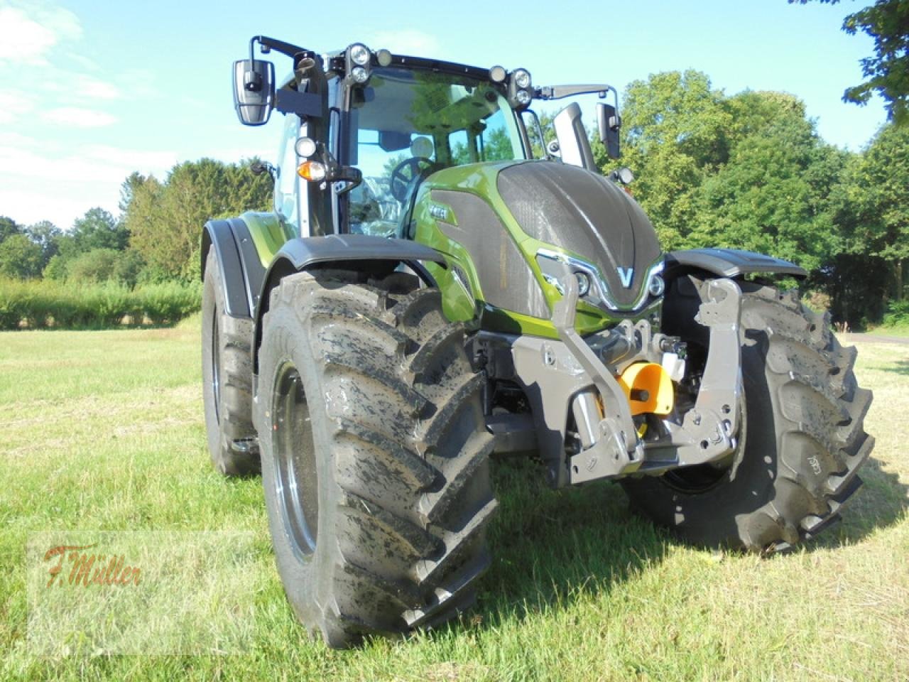 Traktor of the type Valtra N155EA, Neumaschine in Taaken (Picture 7)