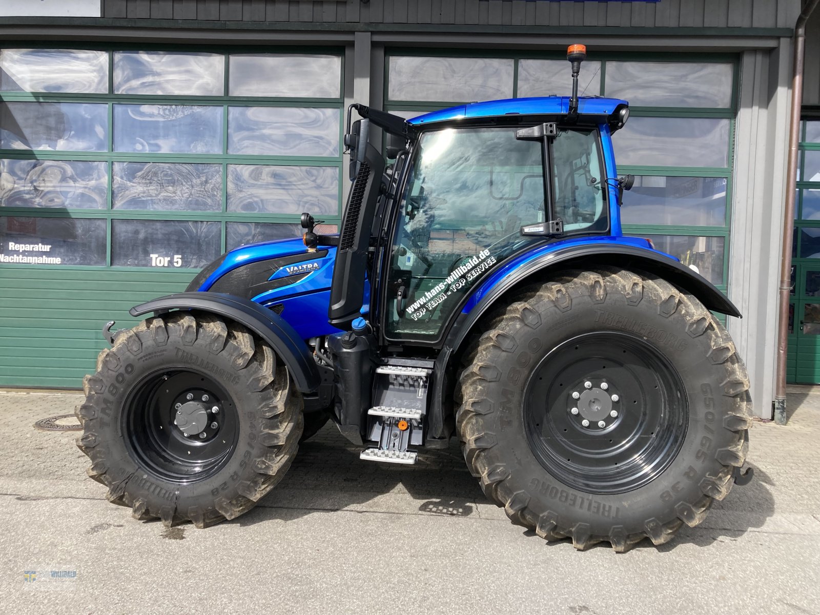 Traktor of the type Valtra N175 Active, Neumaschine in Wackersberg (Picture 1)