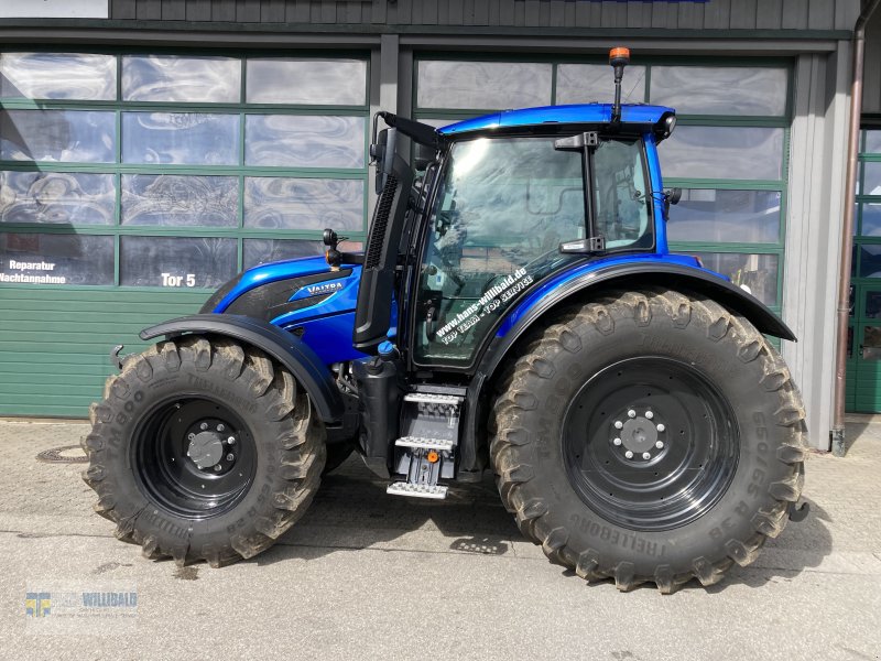 Traktor of the type Valtra N175 Active, Neumaschine in Wackersberg