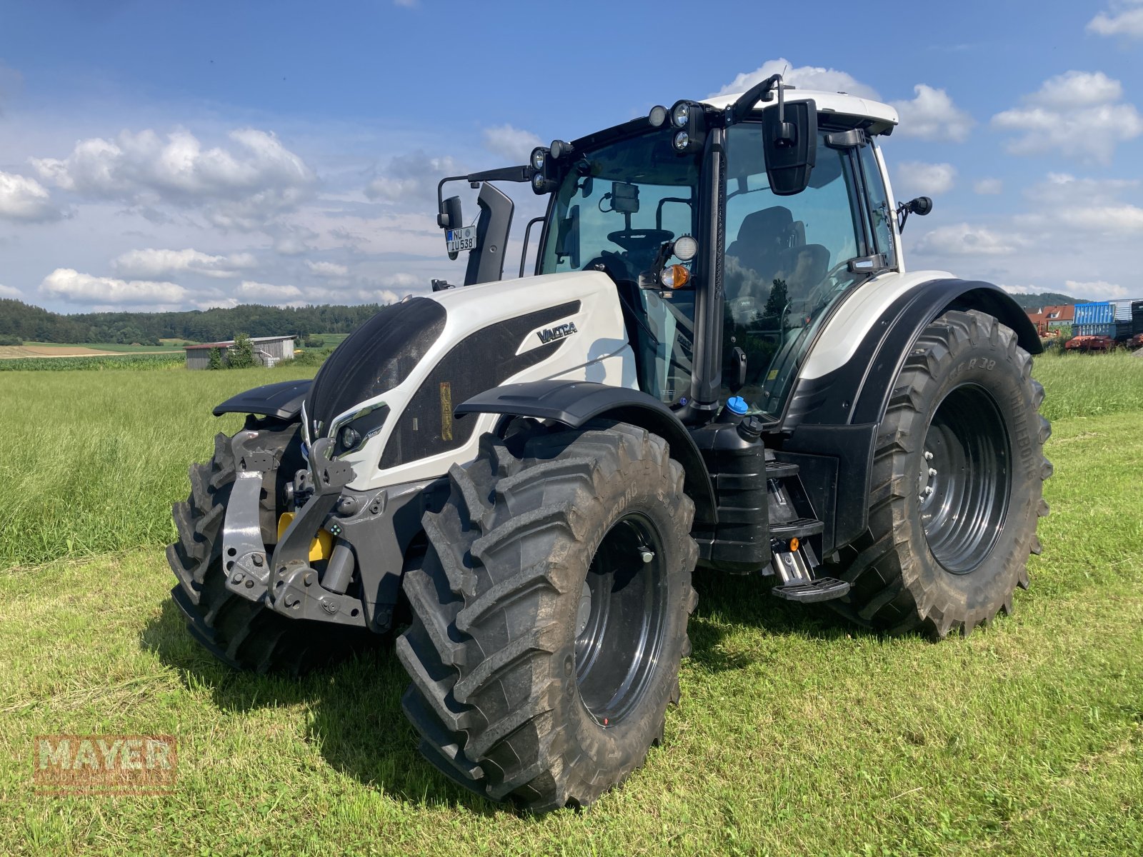 Traktor of the type Valtra N175 D, Neumaschine in Unterroth (Picture 1)