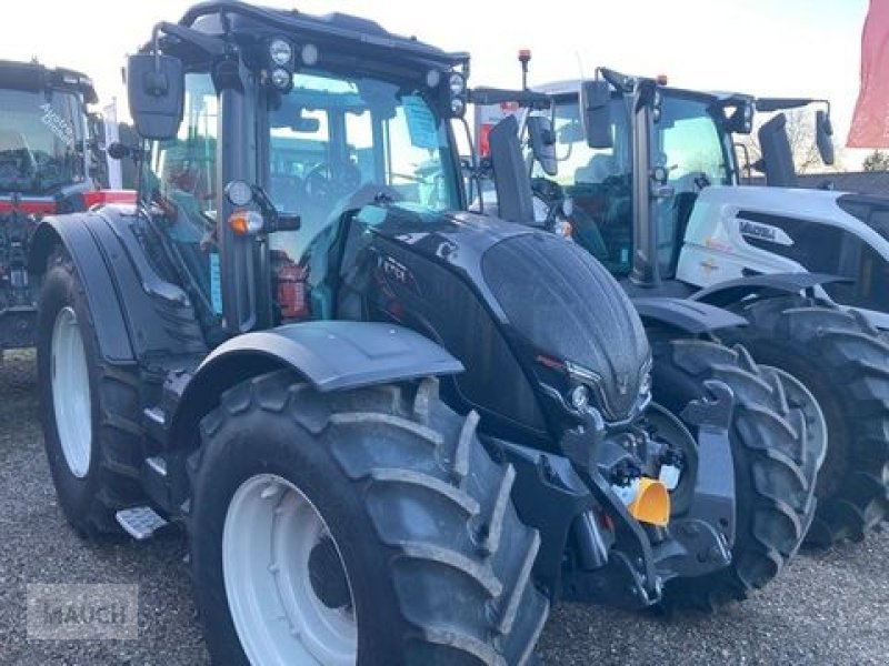 Traktor of the type Valtra N175 Direct, Neumaschine in Burgkirchen (Picture 1)