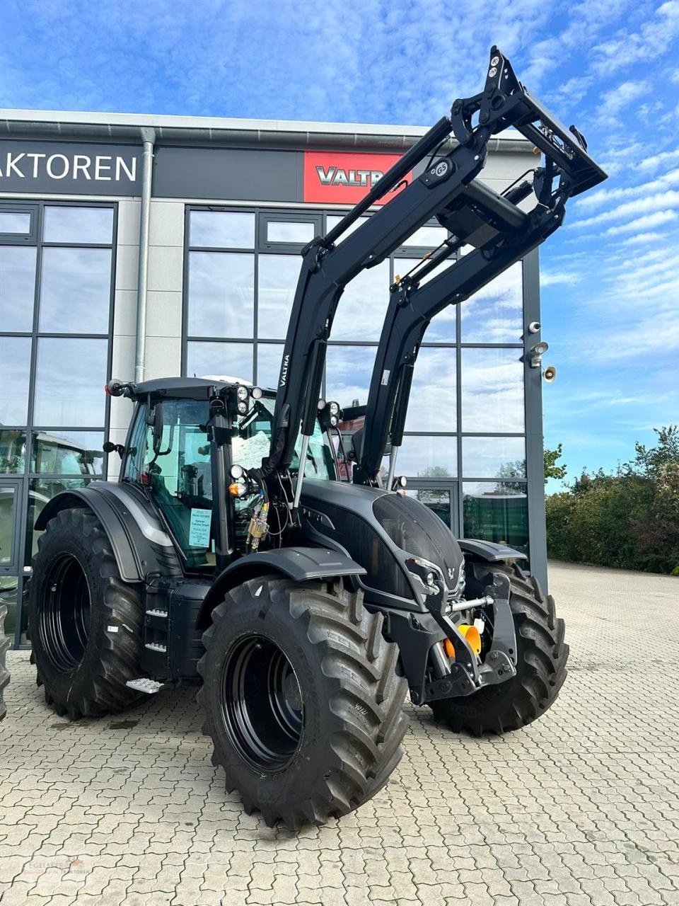 Traktor van het type Valtra N175D, Neumaschine in Fürth / Burgfarrnbach (Foto 1)