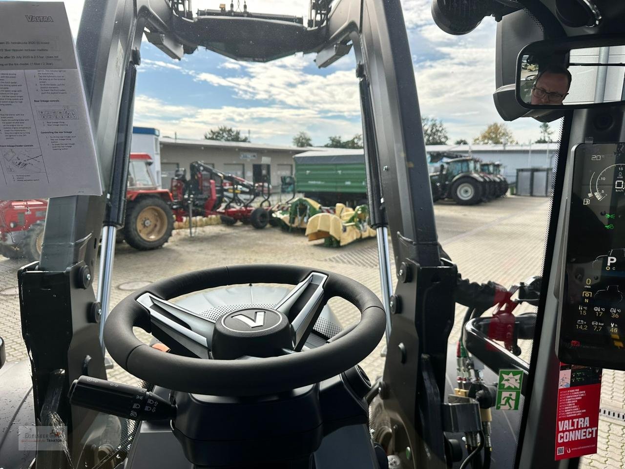 Traktor van het type Valtra N175D, Neumaschine in Fürth / Burgfarrnbach (Foto 3)