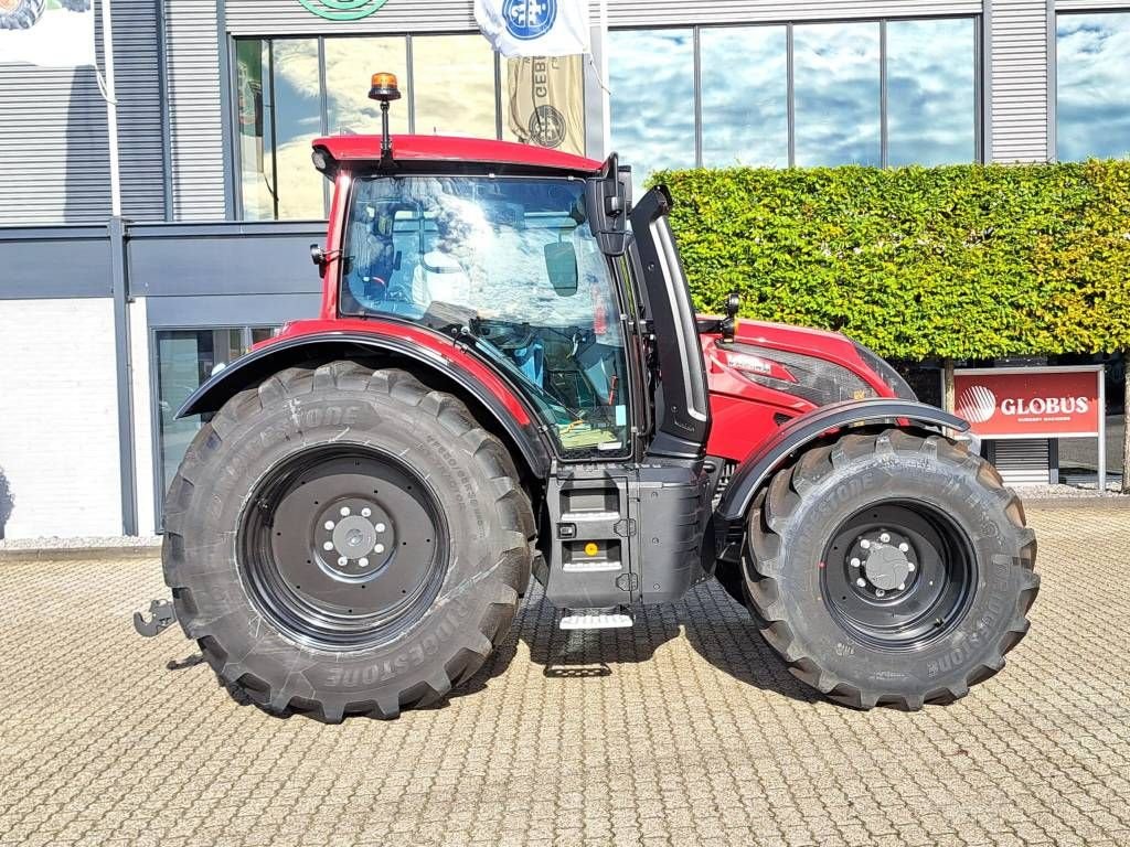 Traktor of the type Valtra N175D, Neumaschine in Borne (Picture 3)