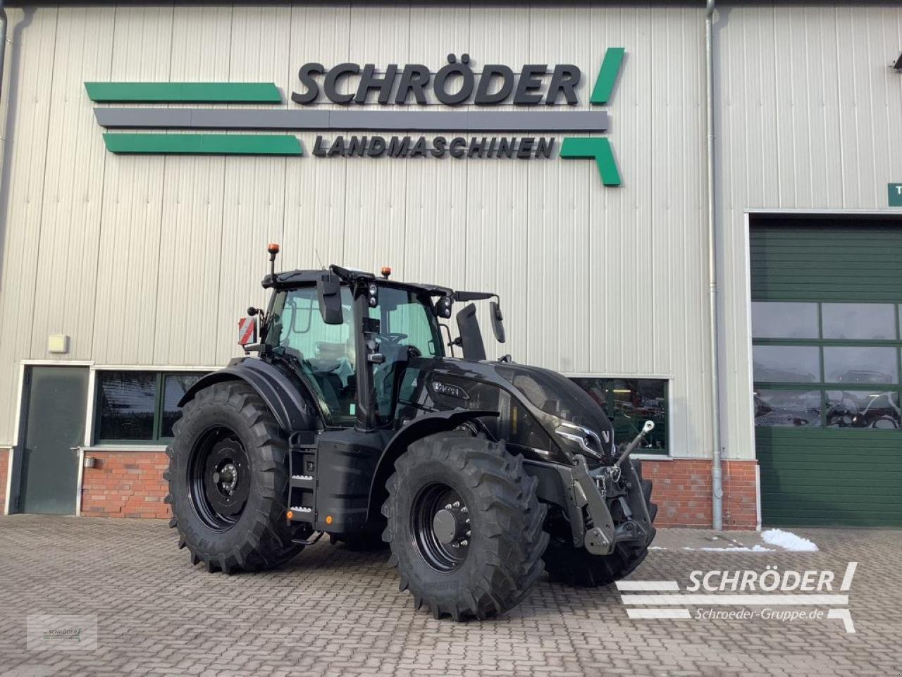 Traktor of the type Valtra Q 245, Neumaschine in Völkersen (Picture 1)