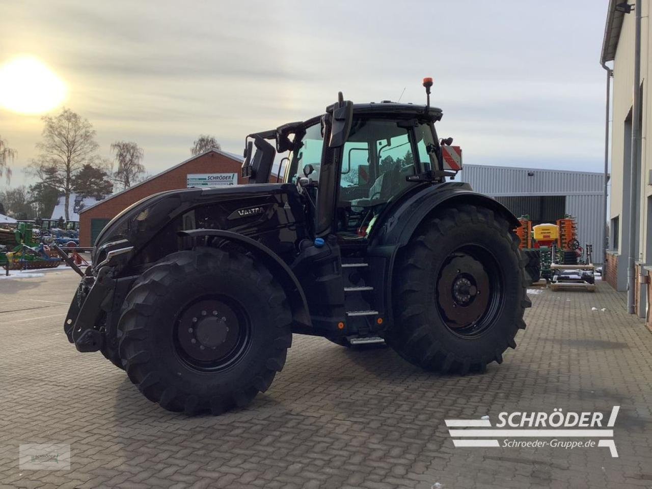 Traktor of the type Valtra Q 245, Neumaschine in Völkersen (Picture 3)