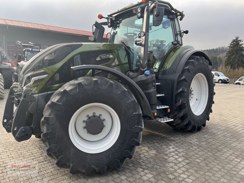 Traktor of the type Valtra Q 265 Forst, Neumaschine in Mainburg/Wambach (Picture 1)