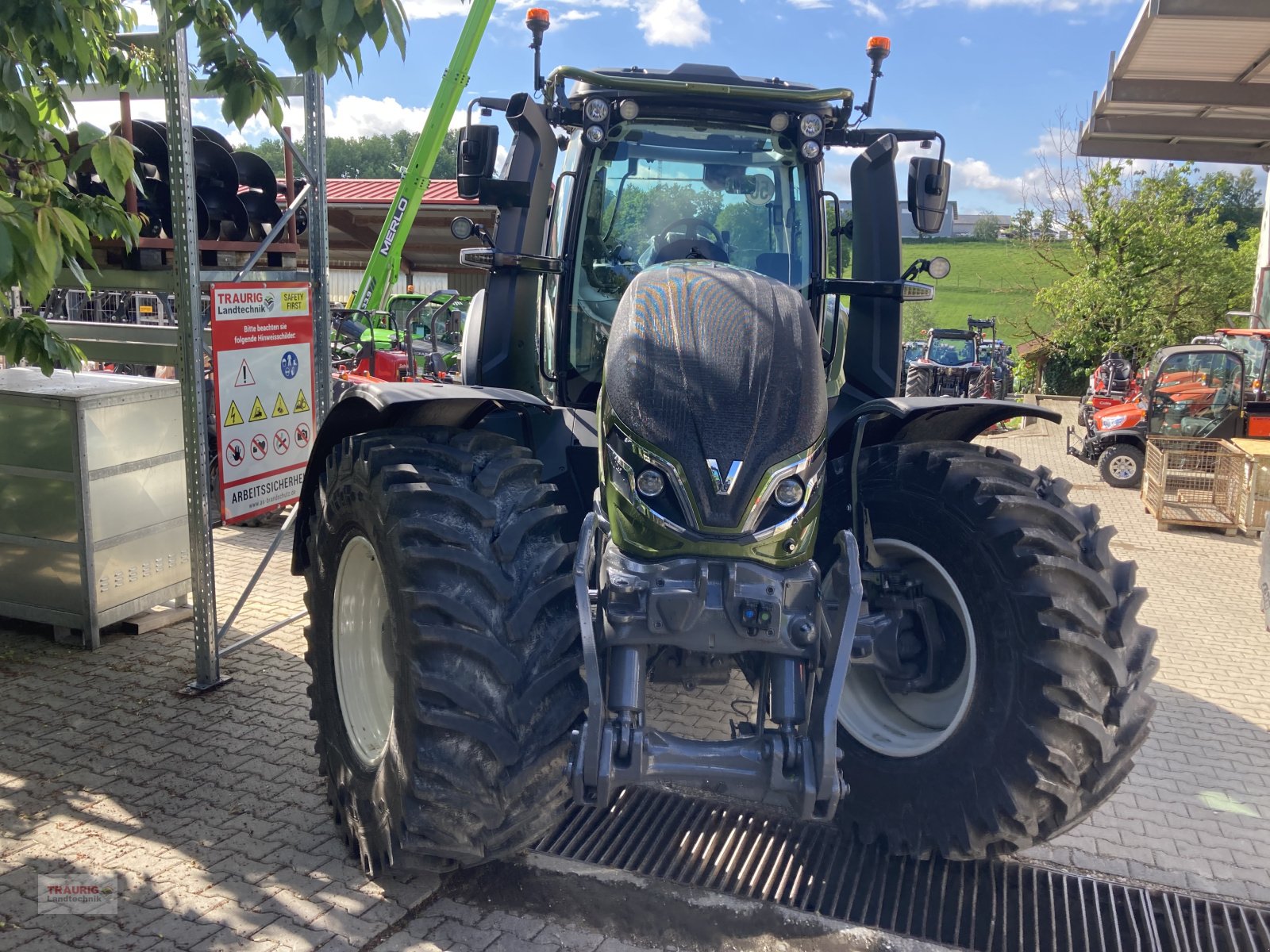 Traktor des Typs Valtra Q 265 mit Forstkabine und Rüfa, Neumaschine in Mainburg/Wambach (Bild 3)