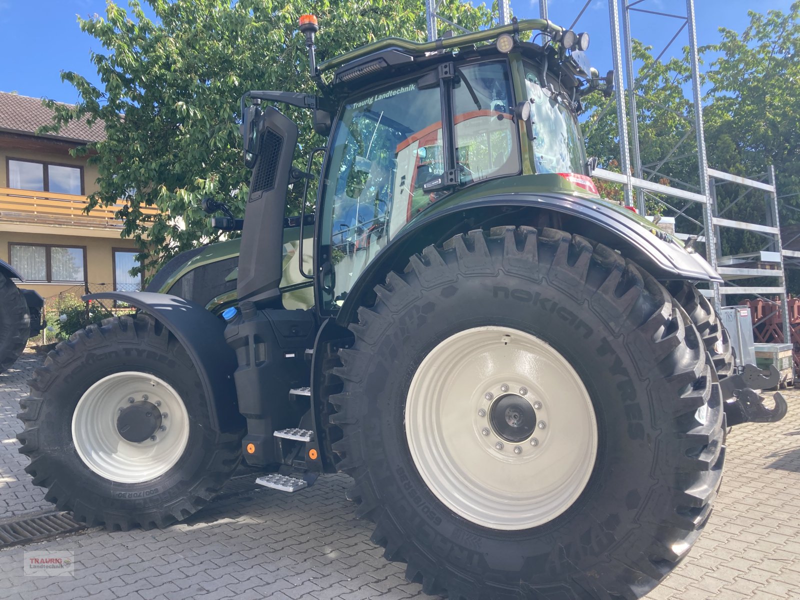 Traktor des Typs Valtra Q 265 mit Forstkabine und Rüfa, Neumaschine in Mainburg/Wambach (Bild 4)