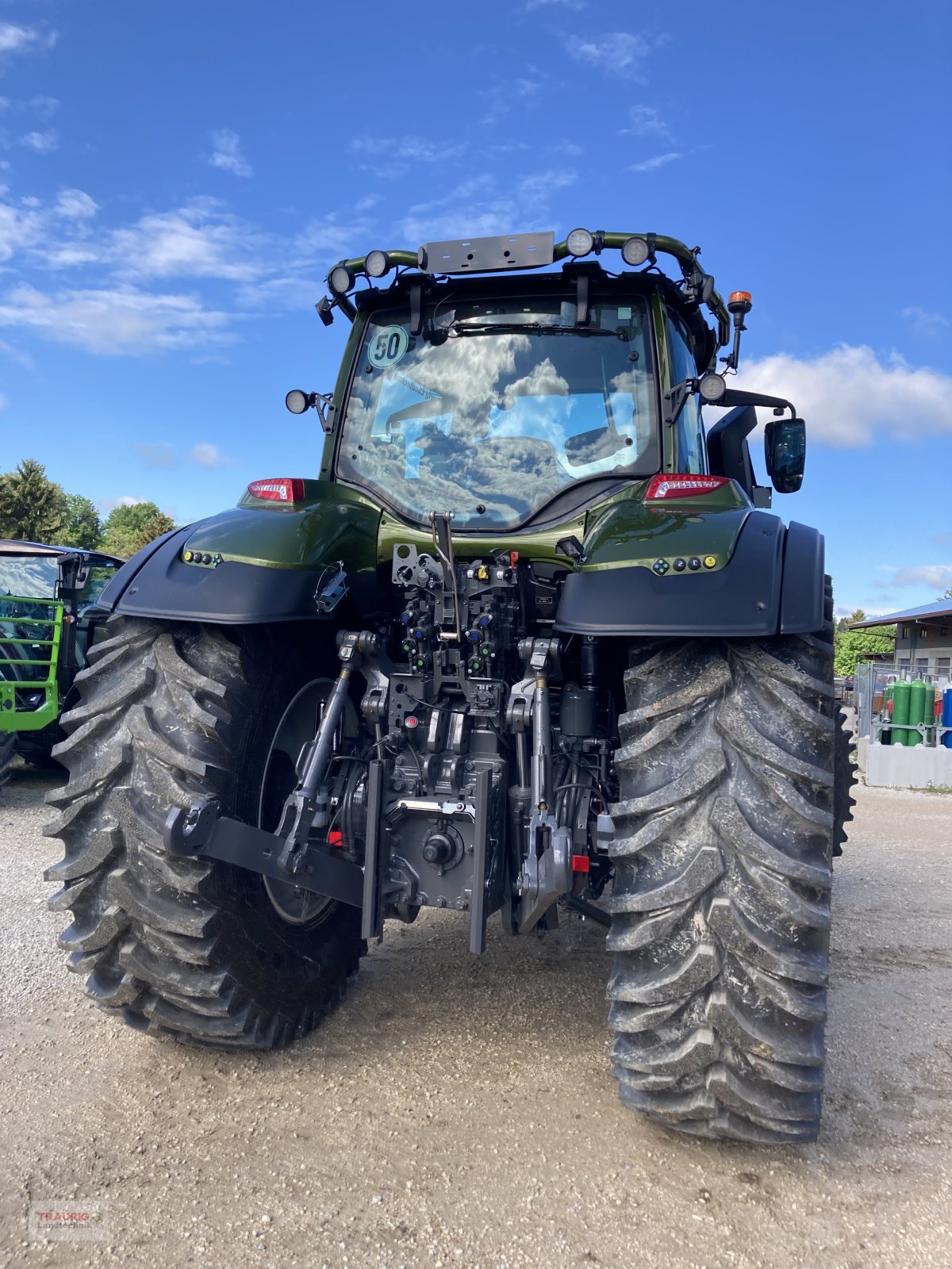 Traktor des Typs Valtra Q 265 mit Forstkabine und Rüfa, Neumaschine in Mainburg/Wambach (Bild 18)