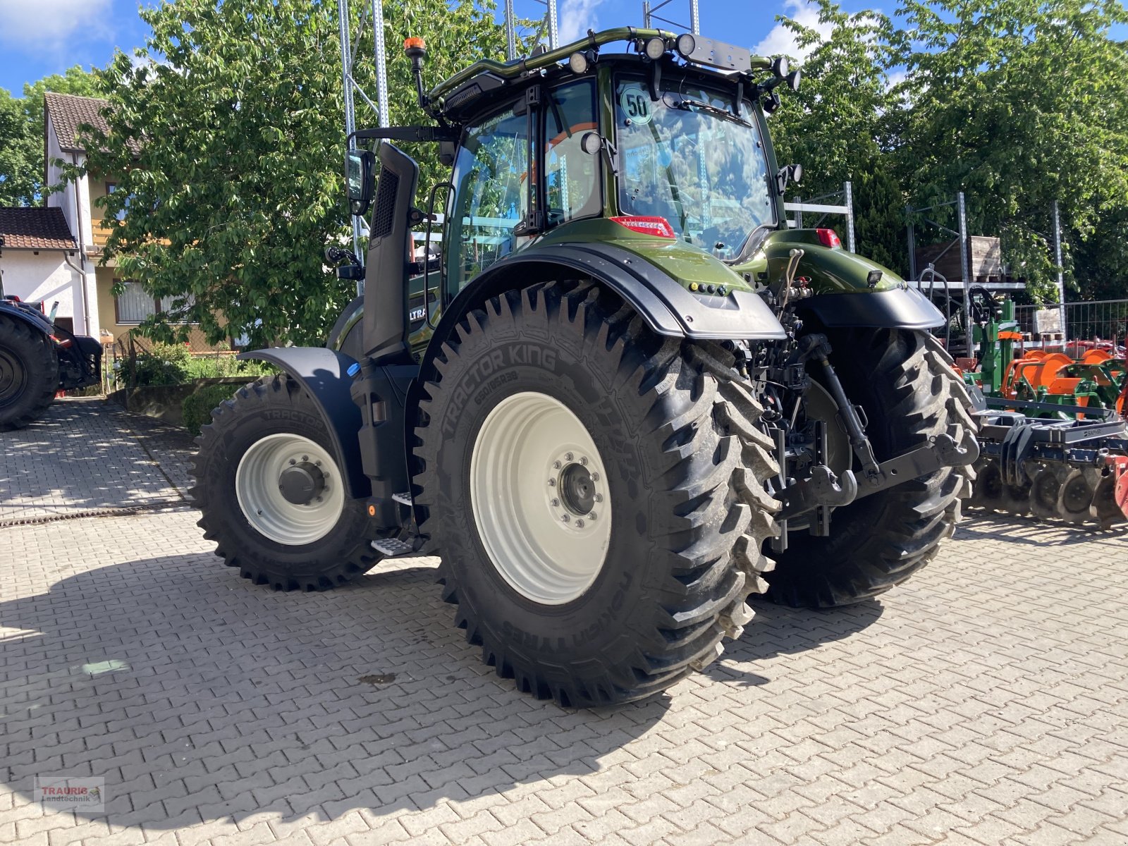 Traktor des Typs Valtra Q 265 mit Forstkabine und Rüfa, Neumaschine in Mainburg/Wambach (Bild 23)