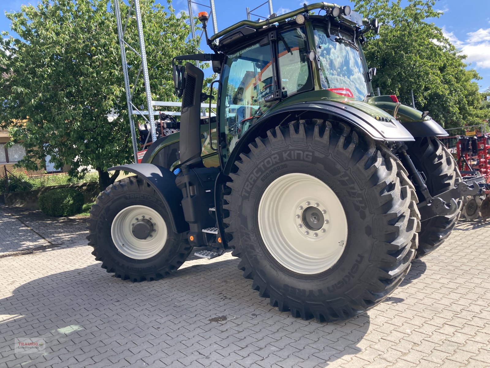 Traktor of the type Valtra Q 265 mit Forstkabine und Rüfa, Neumaschine in Mainburg/Wambach (Picture 24)