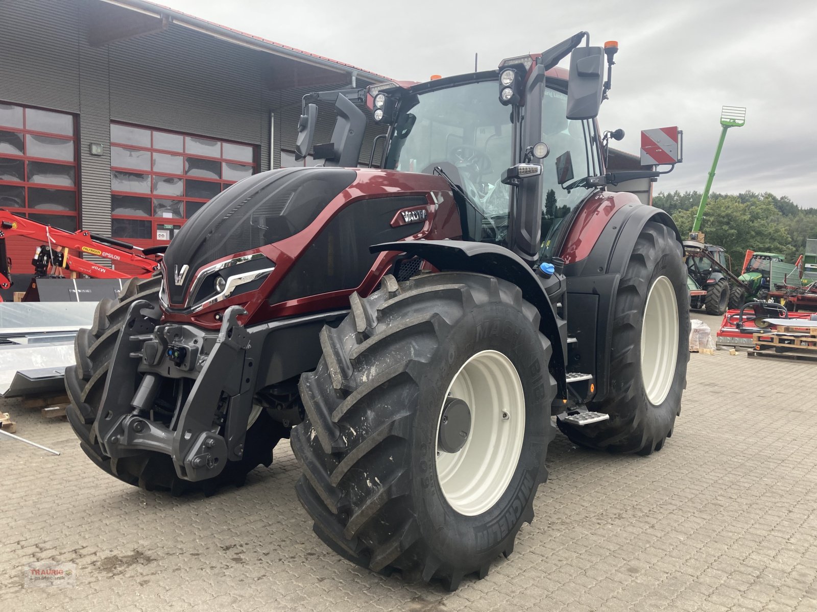 Traktor of the type Valtra Q 265, Neumaschine in Mainburg/Wambach (Picture 1)