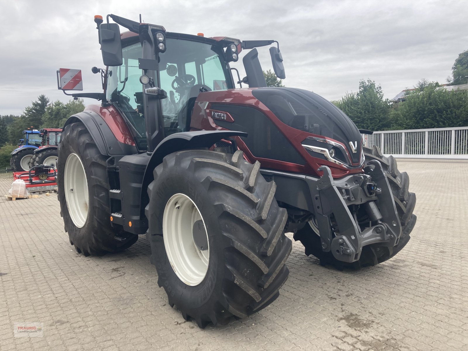 Traktor of the type Valtra Q 265, Neumaschine in Mainburg/Wambach (Picture 2)