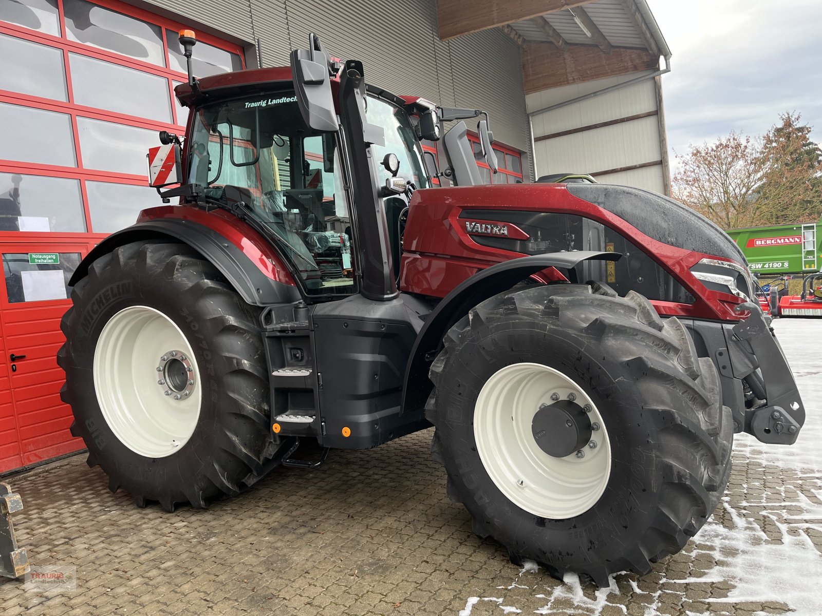 Traktor of the type Valtra Q 265, Neumaschine in Mainburg/Wambach (Picture 1)