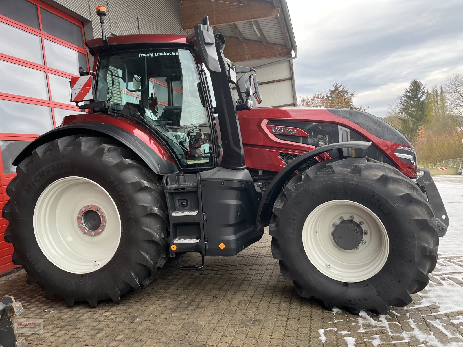 Traktor of the type Valtra Q 265, Neumaschine in Mainburg/Wambach (Picture 3)