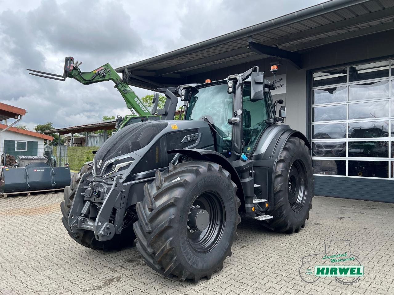 Traktor of the type Valtra Q 285, Neumaschine in Blankenheim (Picture 2)