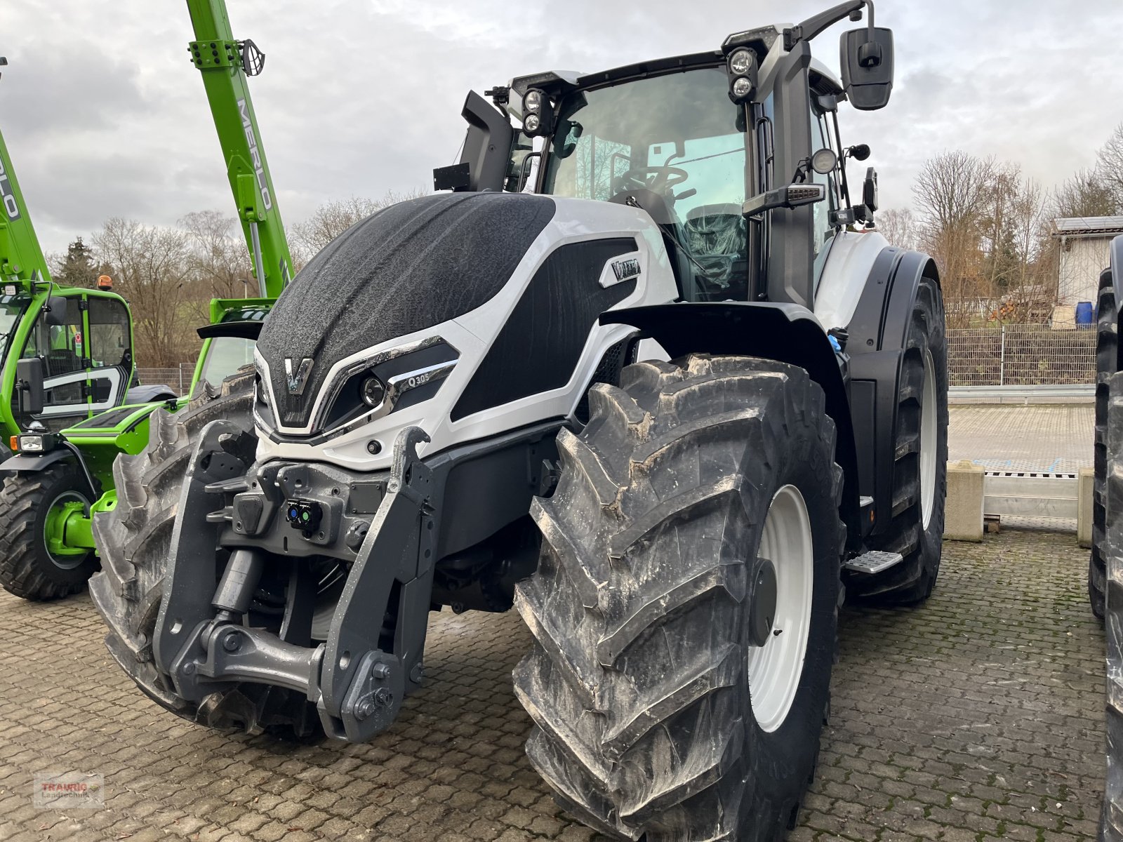 Traktor от тип Valtra Q 305 m. Rüfa, Neumaschine в Mainburg/Wambach (Снимка 1)