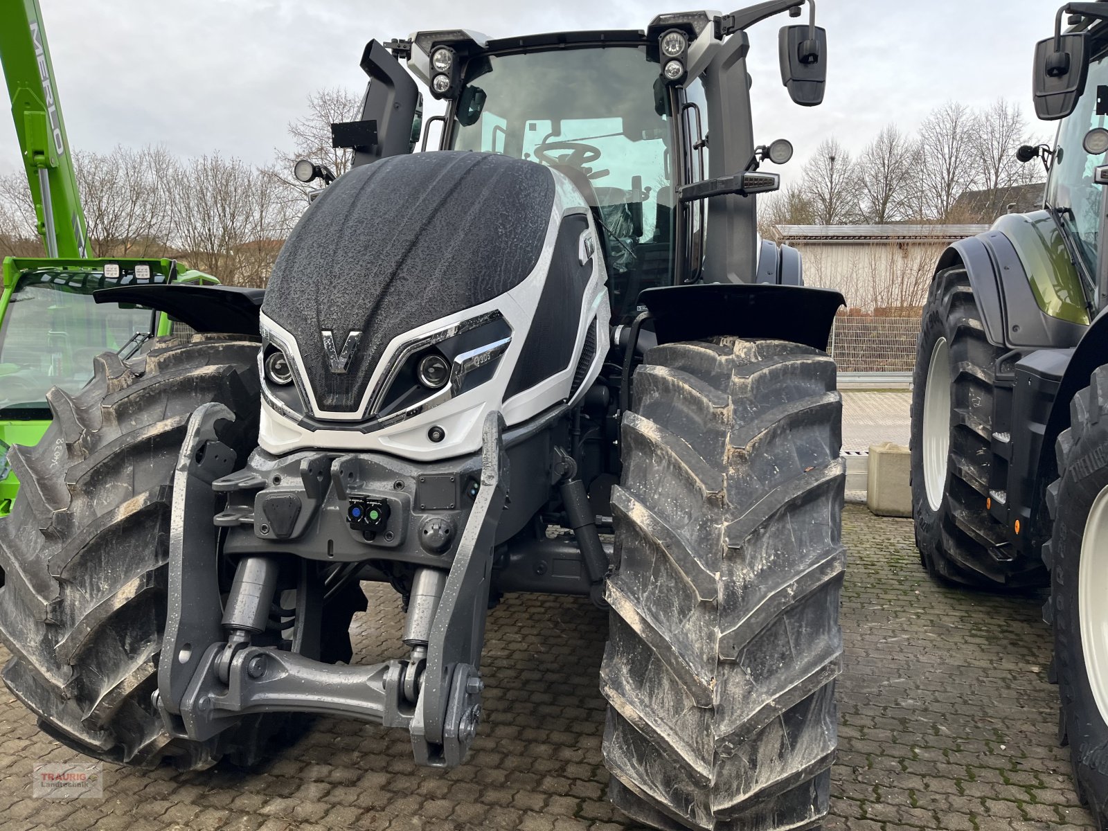 Traktor от тип Valtra Q 305 m. Rüfa, Neumaschine в Mainburg/Wambach (Снимка 2)