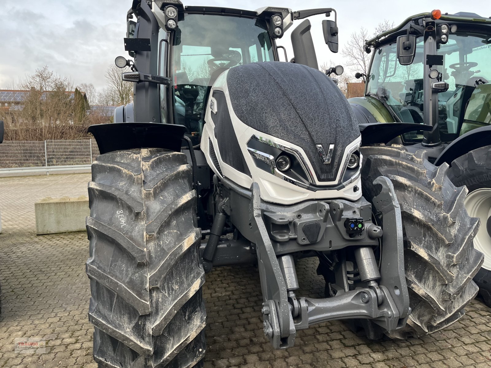 Traktor от тип Valtra Q 305 m. Rüfa, Neumaschine в Mainburg/Wambach (Снимка 4)