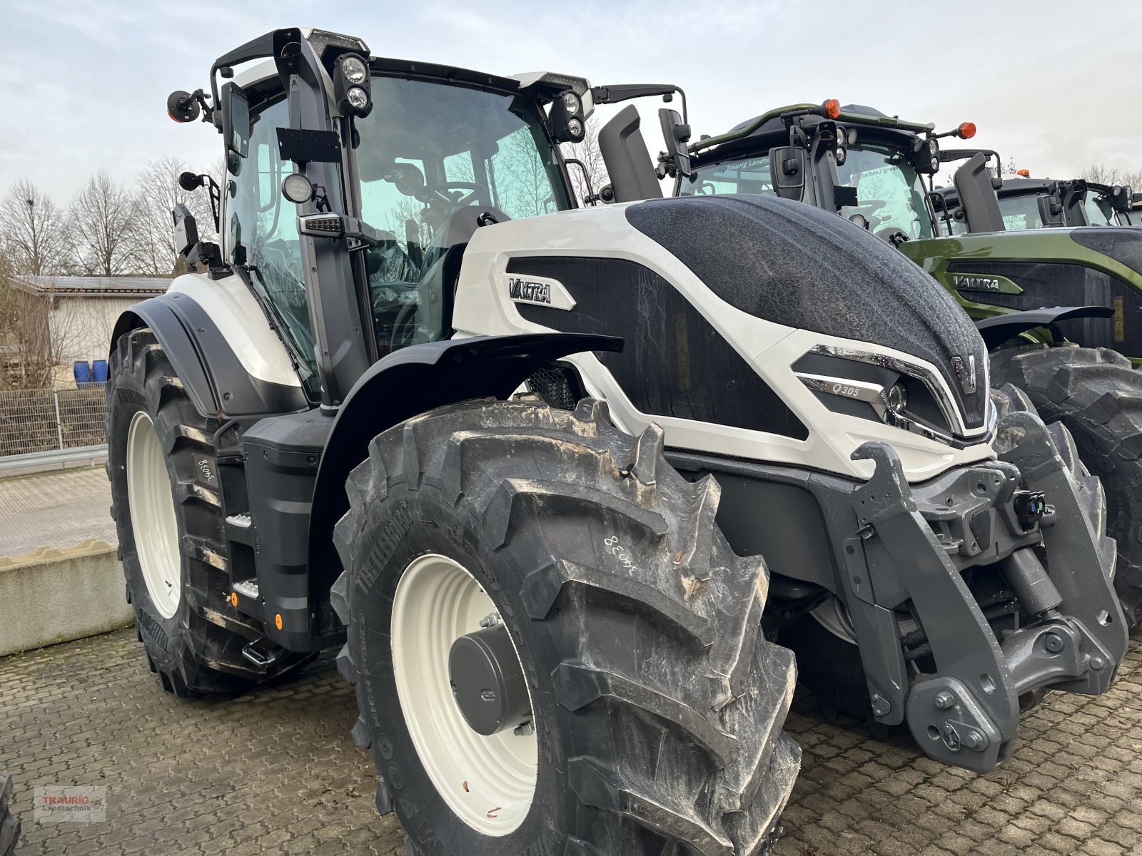 Traktor от тип Valtra Q 305 m. Rüfa, Neumaschine в Mainburg/Wambach (Снимка 5)