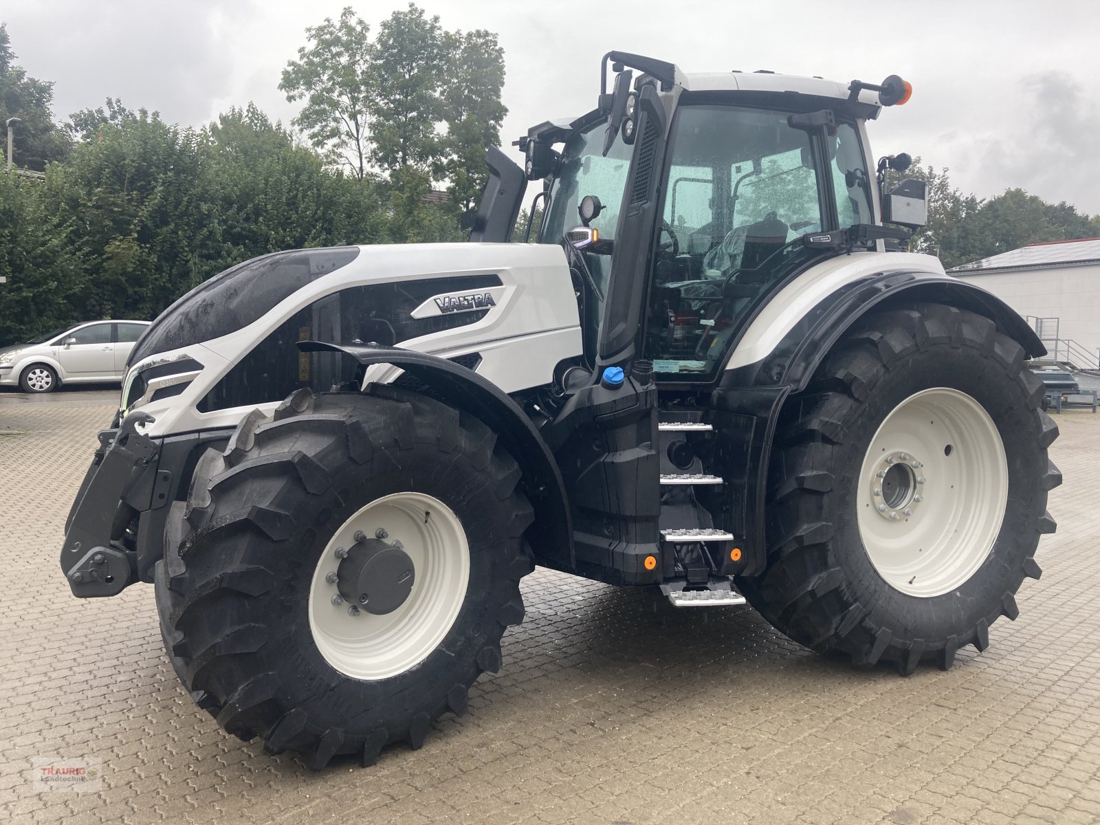 Traktor van het type Valtra Q 305 mit Rüfa, Neumaschine in Mainburg/Wambach (Foto 1)