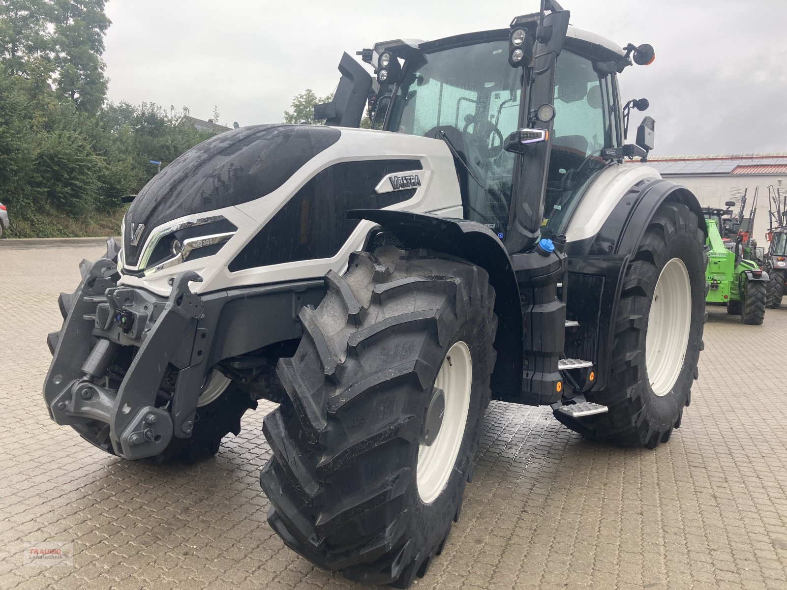 Traktor van het type Valtra Q 305 mit Rüfa, Neumaschine in Mainburg/Wambach (Foto 3)