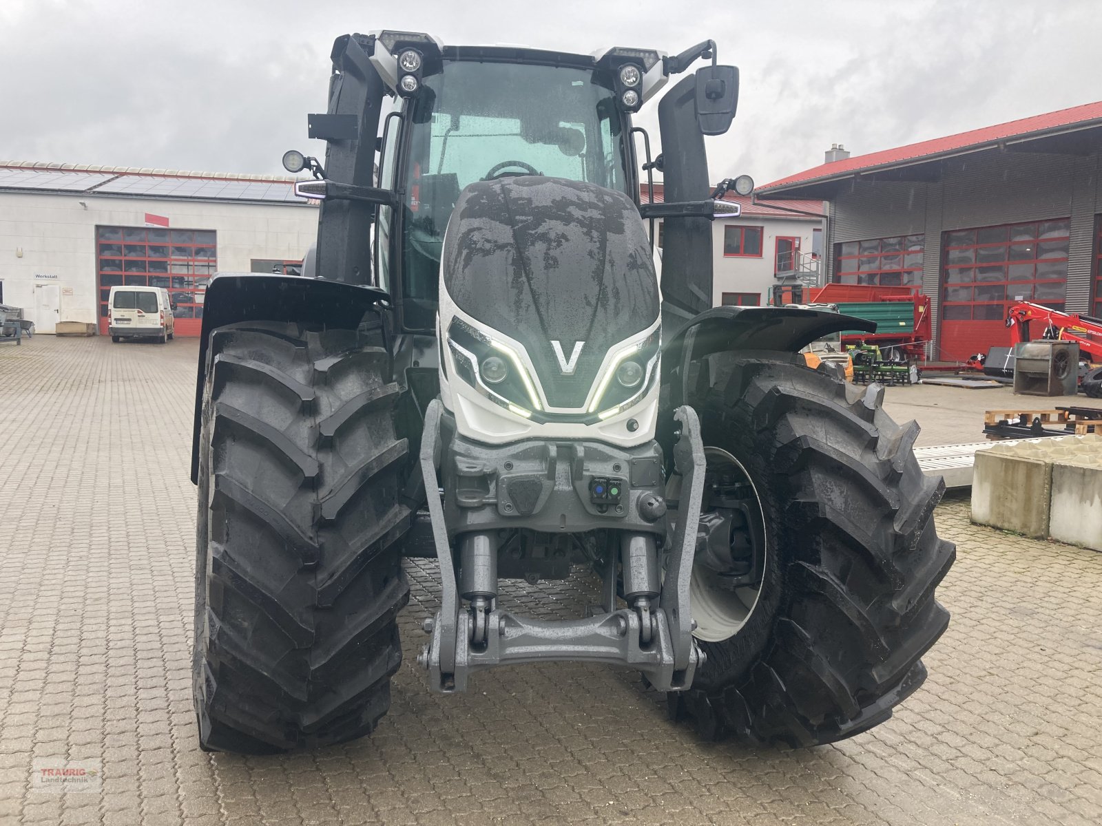 Traktor van het type Valtra Q 305 mit Rüfa, Neumaschine in Mainburg/Wambach (Foto 4)