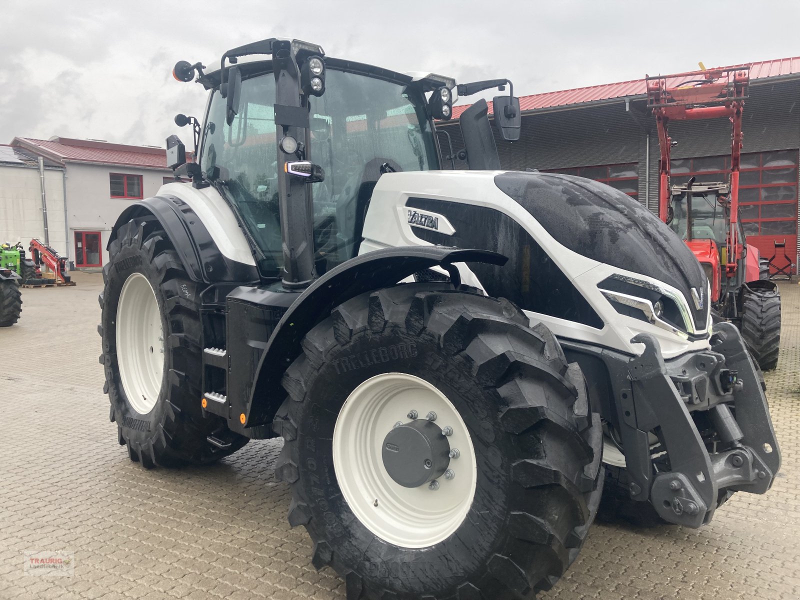 Traktor typu Valtra Q 305 mit Rüfa, Neumaschine v Mainburg/Wambach (Obrázek 5)