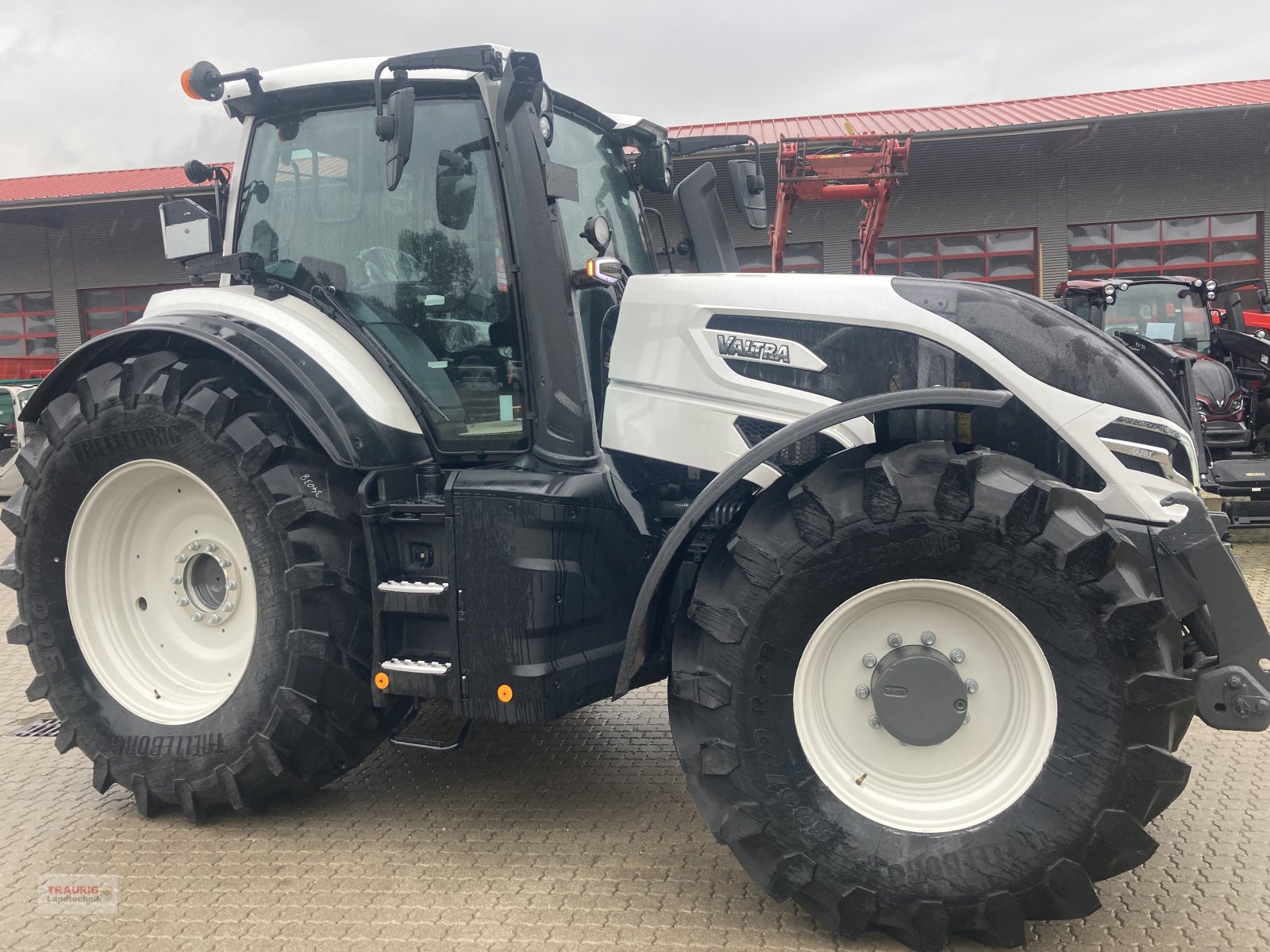 Traktor van het type Valtra Q 305 mit Rüfa, Neumaschine in Mainburg/Wambach (Foto 7)