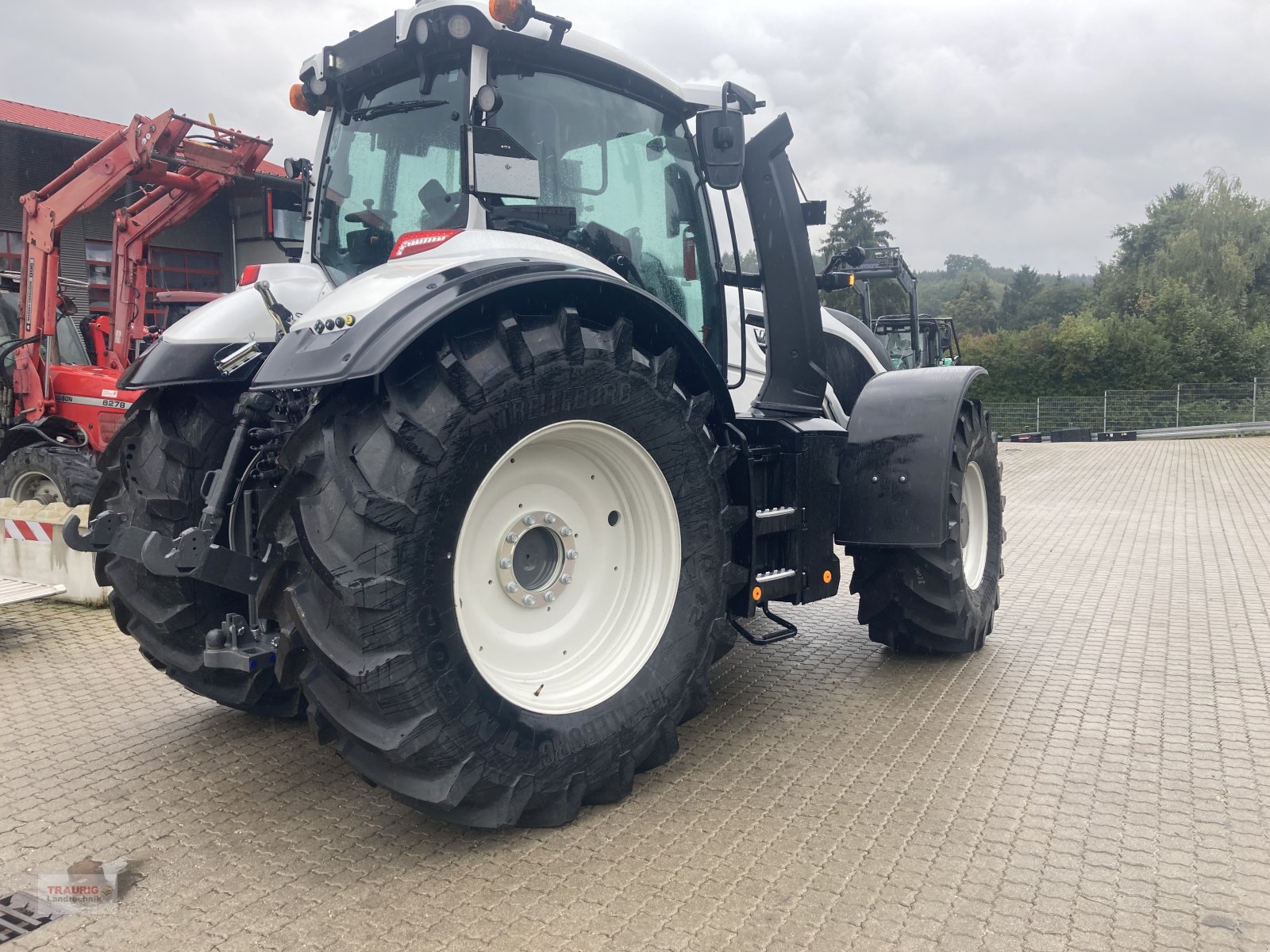 Traktor van het type Valtra Q 305 mit Rüfa, Neumaschine in Mainburg/Wambach (Foto 8)