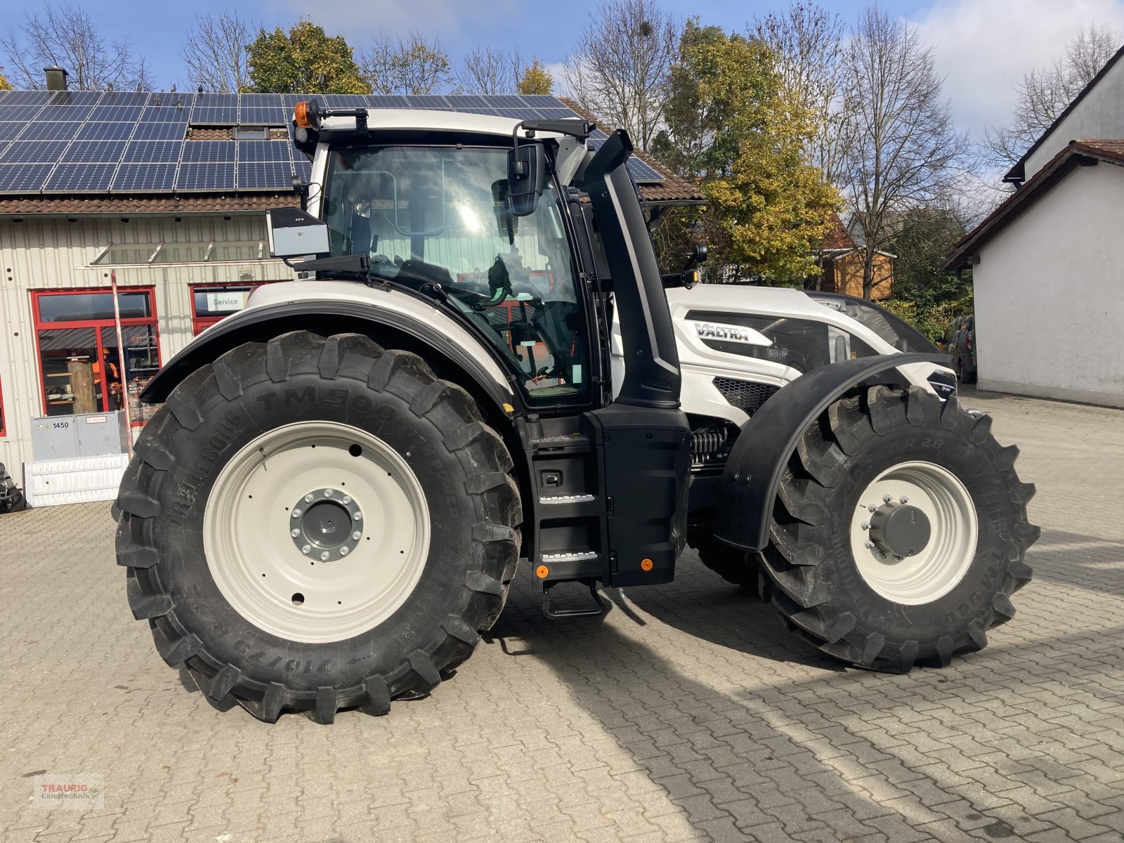 Traktor van het type Valtra Q 305 mit Rüfa, Neumaschine in Mainburg/Wambach (Foto 1)