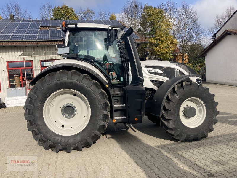 Traktor del tipo Valtra Q 305 mit Rüfa, Neumaschine In Mainburg/Wambach