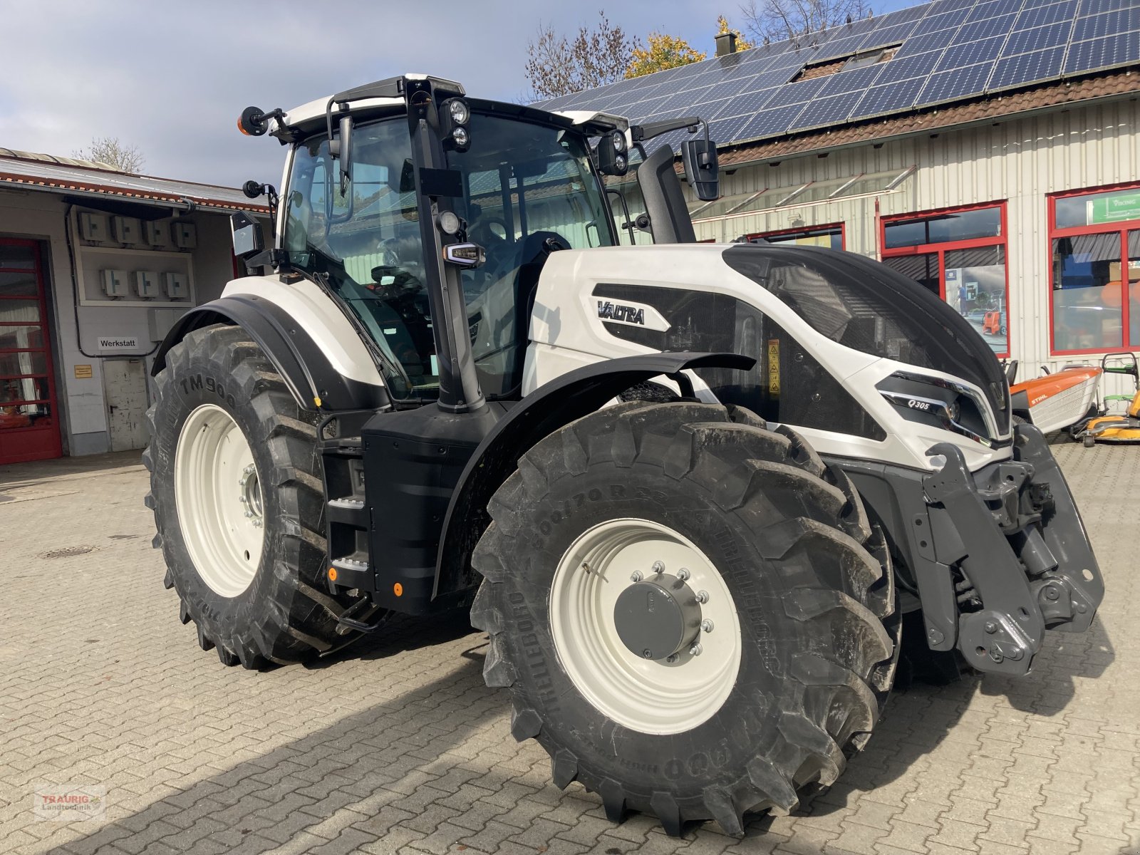 Traktor van het type Valtra Q 305 mit Rüfa, Neumaschine in Mainburg/Wambach (Foto 2)