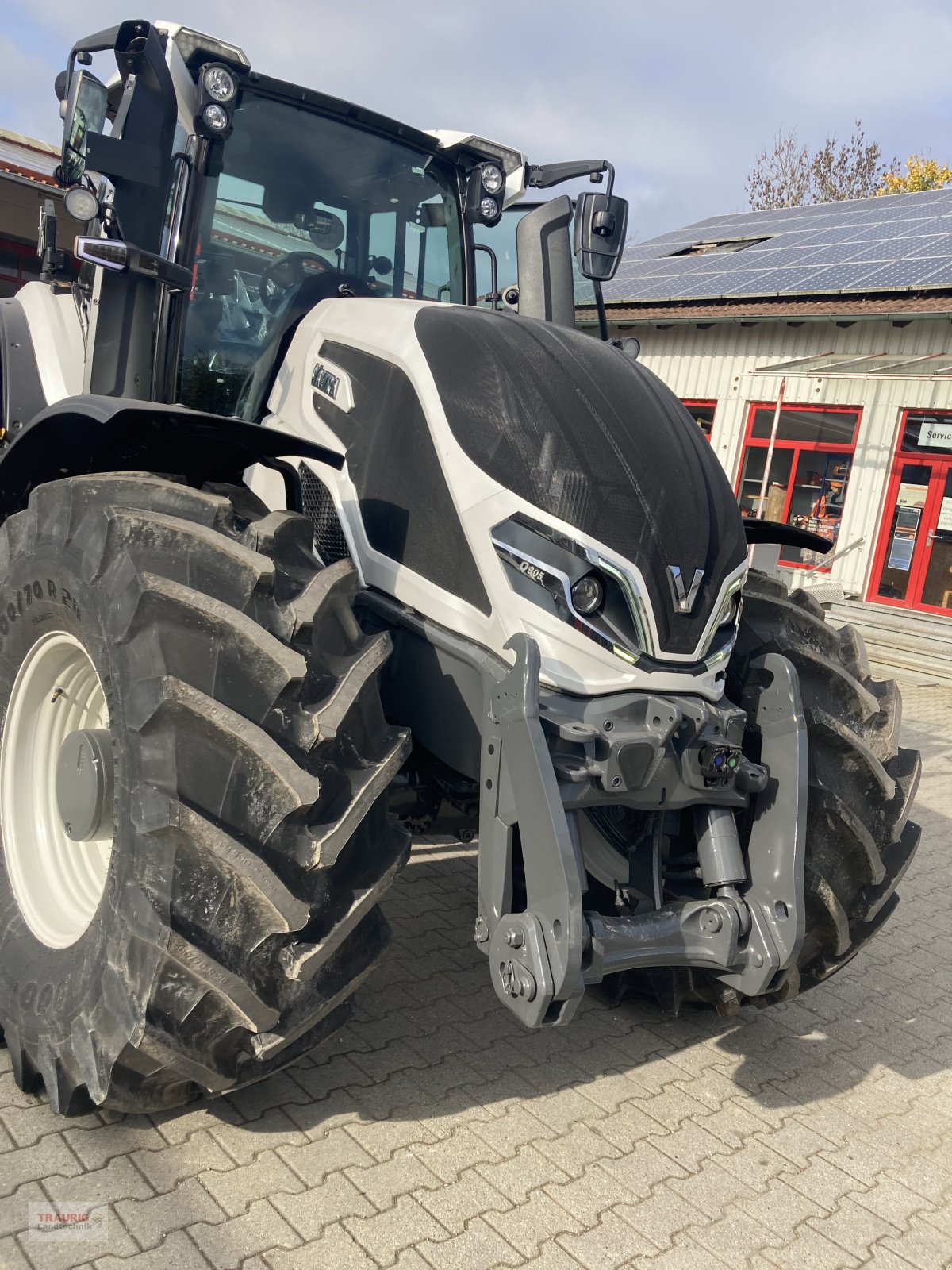 Traktor van het type Valtra Q 305 mit Rüfa, Neumaschine in Mainburg/Wambach (Foto 3)