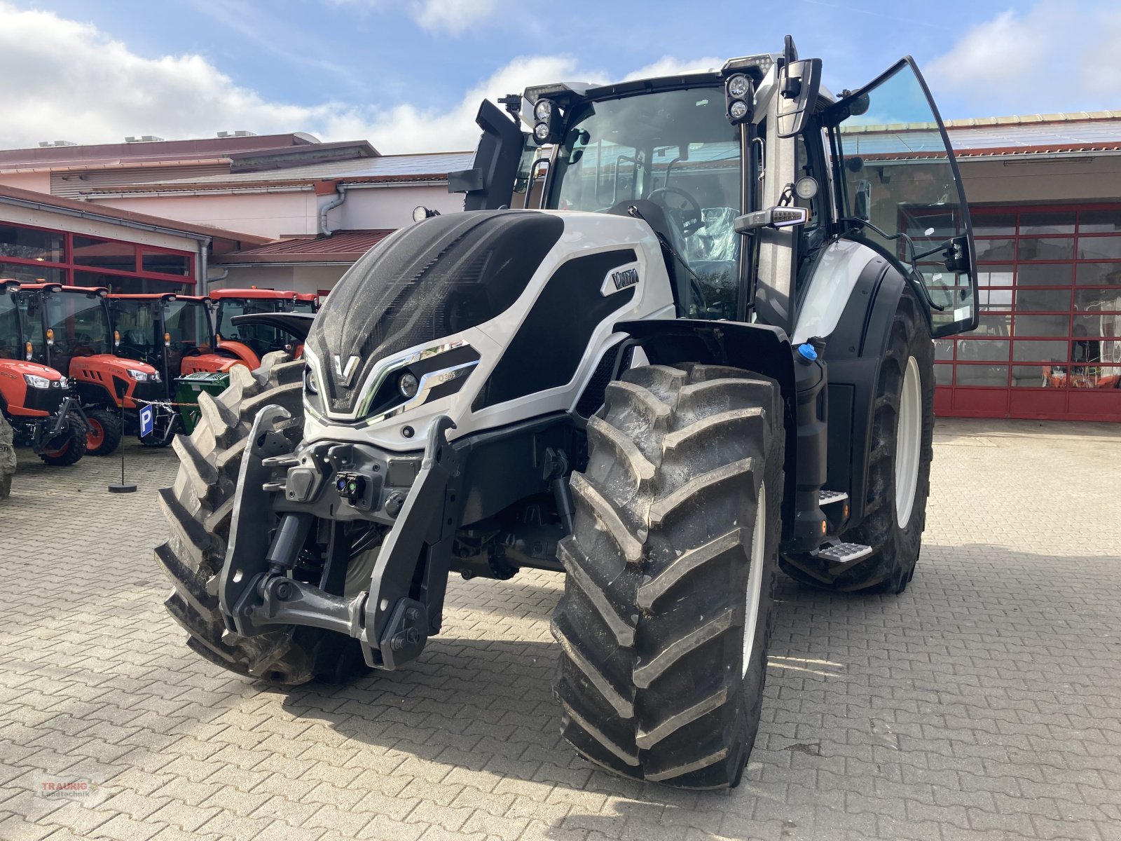 Traktor des Typs Valtra Q 305 mit Rüfa, Neumaschine in Mainburg/Wambach (Bild 4)