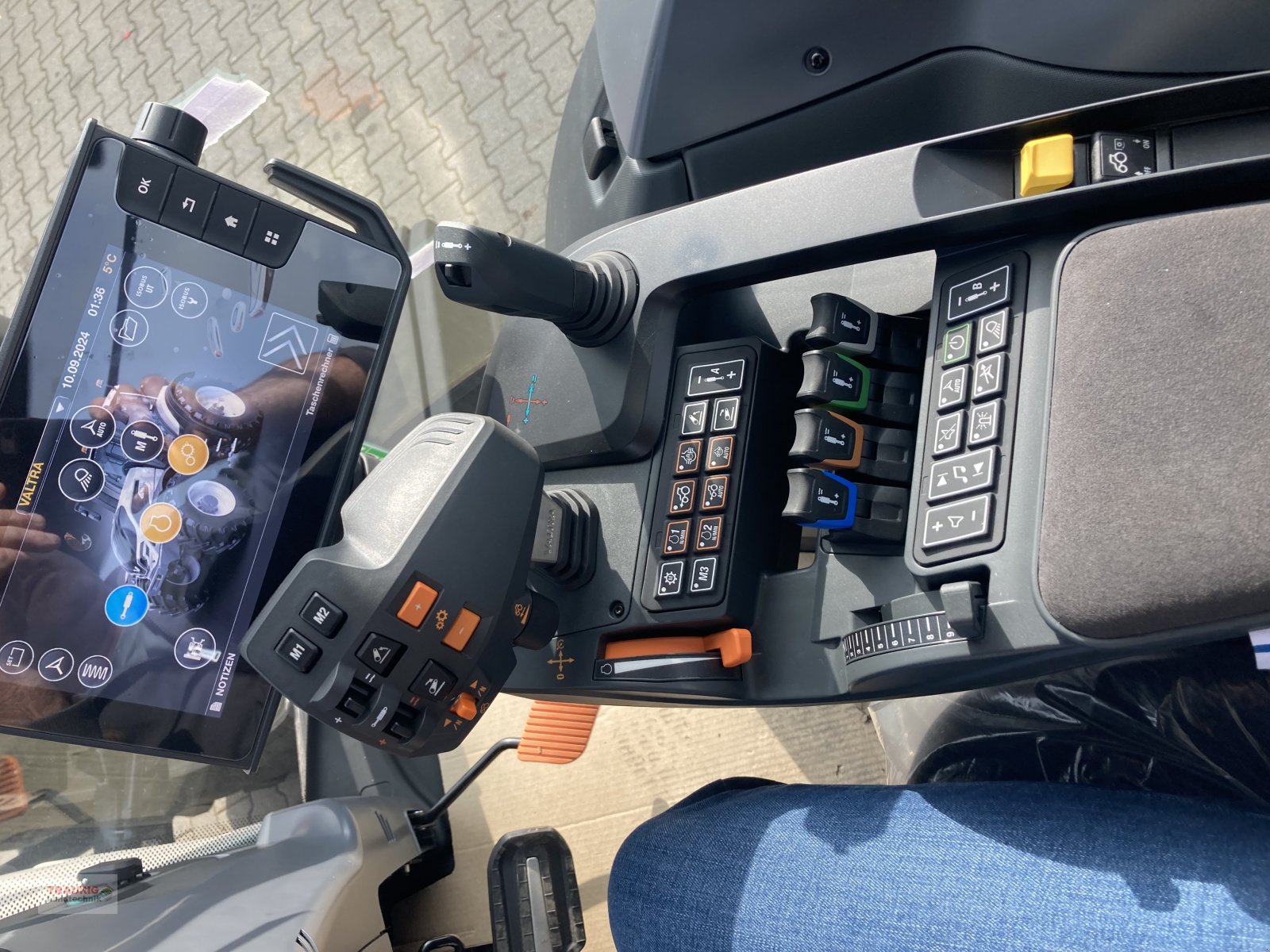 Traktor del tipo Valtra Q 305 mit Rüfa, Neumaschine In Mainburg/Wambach (Immagine 9)