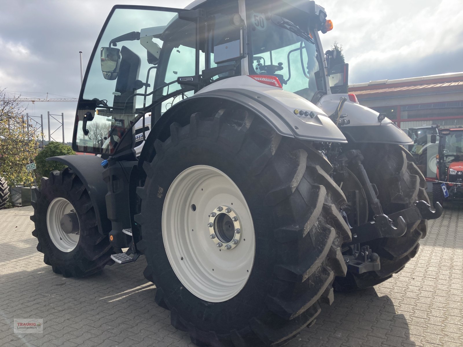 Traktor van het type Valtra Q 305 mit Rüfa, Neumaschine in Mainburg/Wambach (Foto 11)